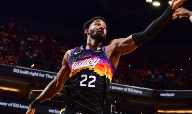  老将复出首秀砍下两双引喝彩