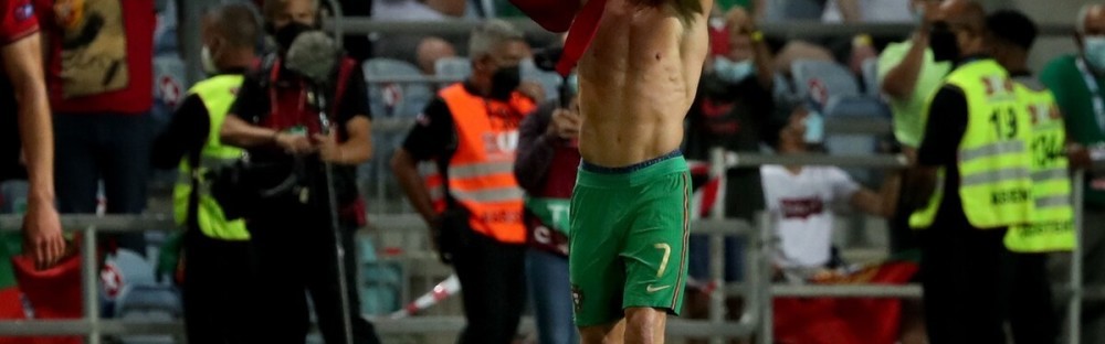  葡萄牙老将C罗梅开二度助球队登顶欧国联积分榜