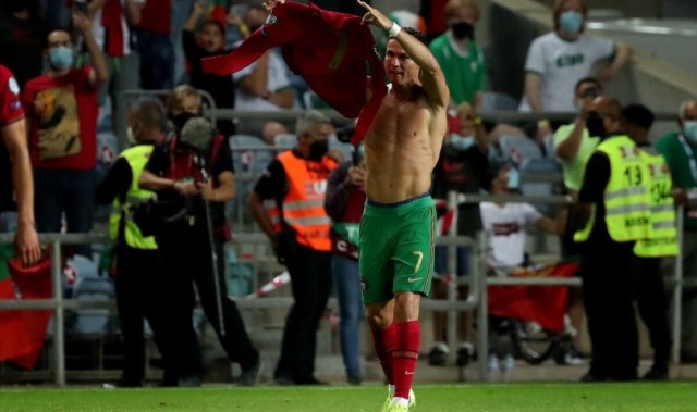  葡萄牙老将C罗梅开二度助球队登顶欧国联积分榜