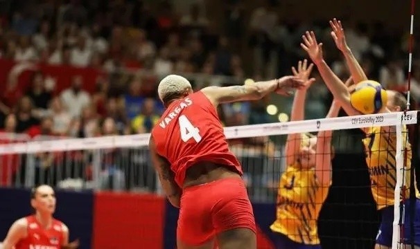  弗里茨发球时速破纪录震撼全场观众