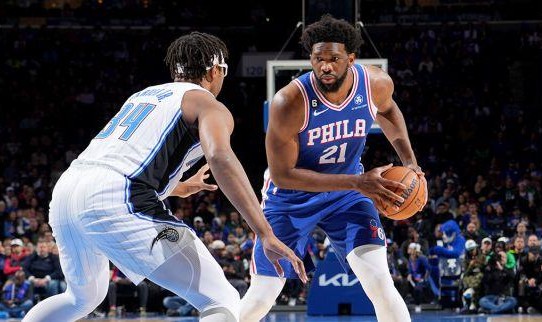  恩比德统治攻防两端76人轻取魔术