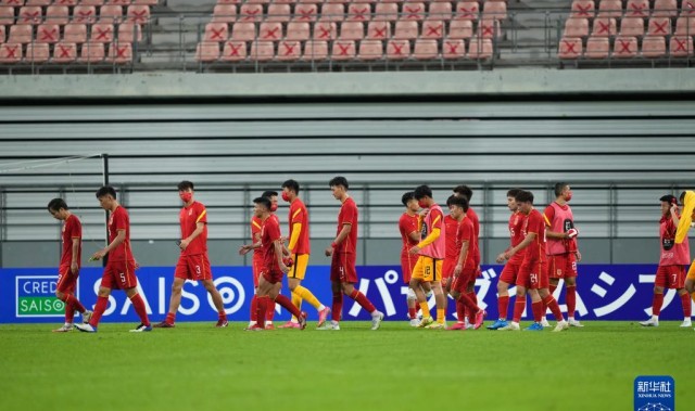  东亚杯较量，日本队三球完胜中国队