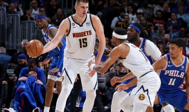  约基奇三双助掘金主场力克爵士