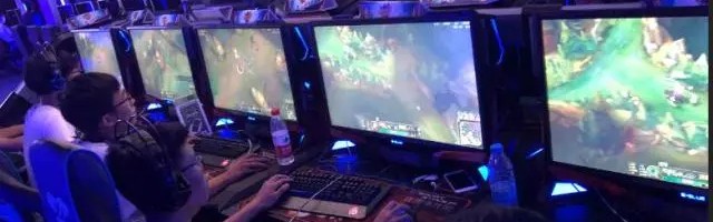  电竞解说激情澎湃点燃观赛热情