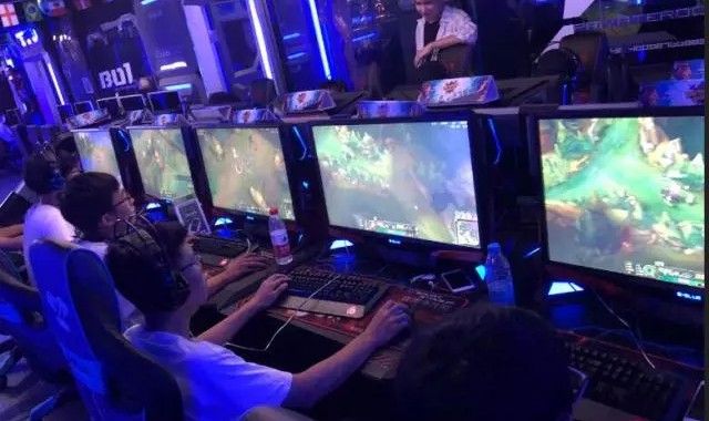  电竞解说激情澎湃点燃观赛热情