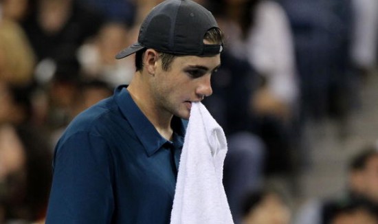  发球上网战术奏效，伊斯内尔轰出制胜ACE