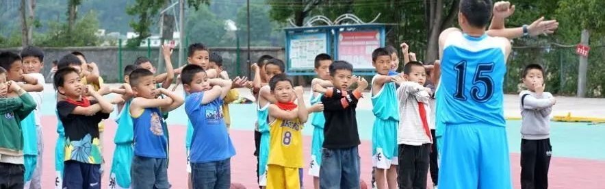  篮球公益行动开展，山区孩子收获梦想球鞋