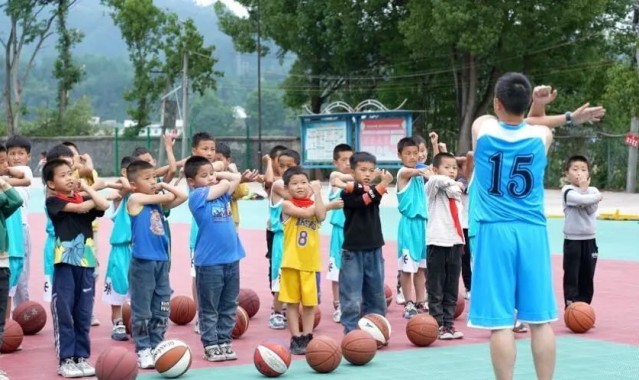  篮球公益行动开展，山区孩子收获梦想球鞋