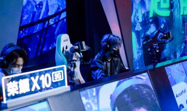  电竞新星闪耀赛场，青年选手勇夺桂冠