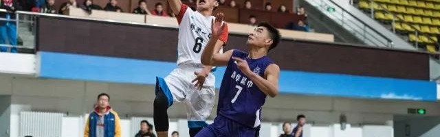  高中篮球联赛半决赛，北京四中险胜上海中学