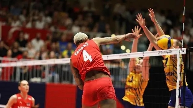  弗里茨发球时速破纪录震撼全场观众