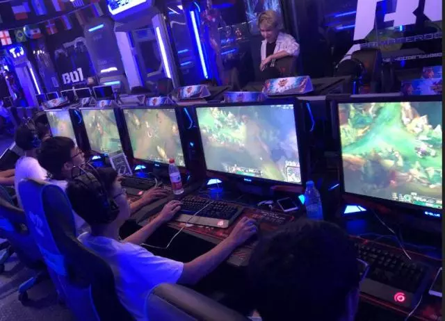  电竞解说激情澎湃点燃观赛热情