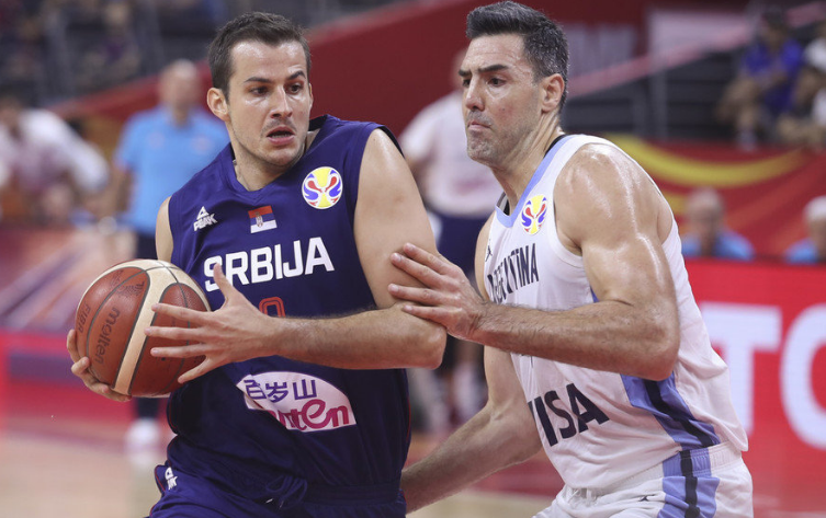  欧冠淘汰赛激情碰撞，顶级球星闪耀赛场