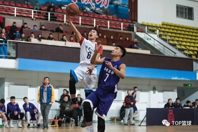  高中篮球联赛半决赛，北京四中险胜上海中学